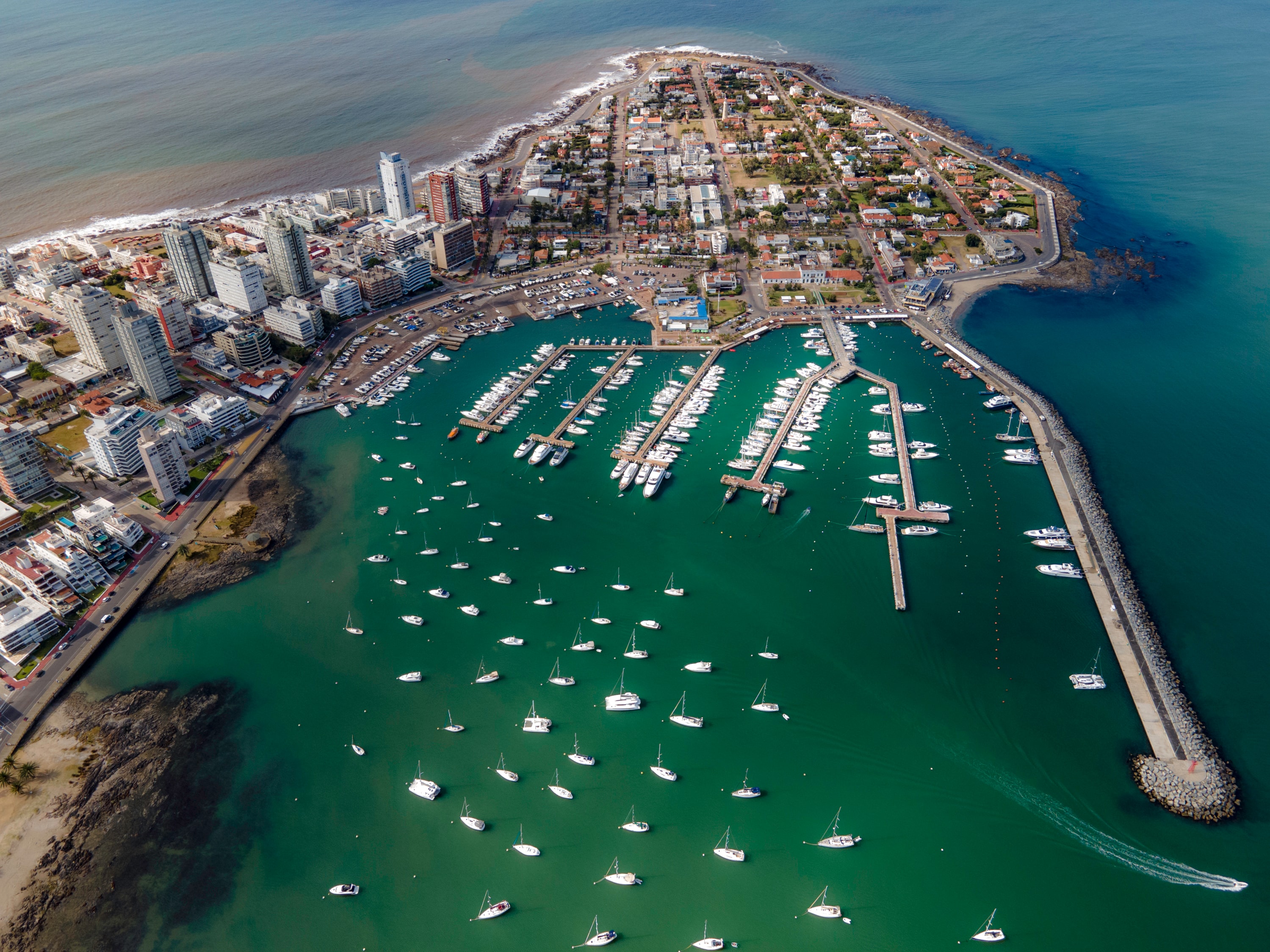 Puerto y Península de Punta del Este desde el aire
